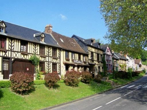 Auberge De L'Abbaye Le Bec-Hellouin Exterior photo